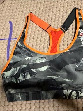 8 pc Women’s Medium Fitness tanks tops sports bras Nike Reebok CrossFit Lot